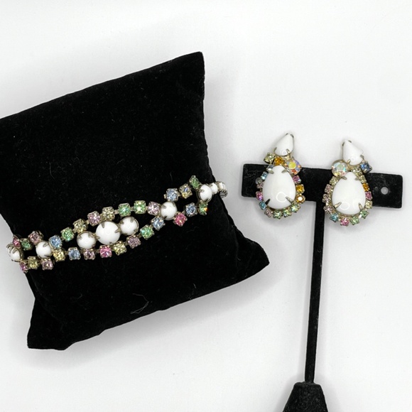 Vintage Unsigned Milk Glass Pastel Rhinestone Bracelet Clip-on Earrings Set - Picture 3 of 15